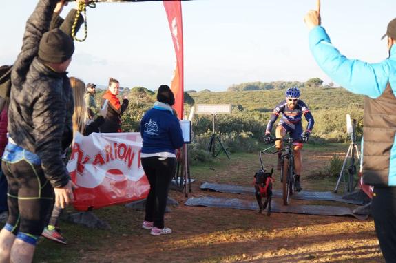 One of the 'bikejoring' contestants.