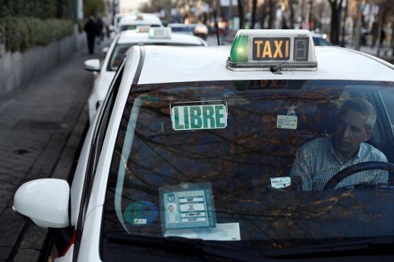 Taxis wait for business on Wednesday morning in Madrid.