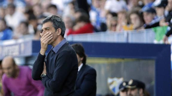 Muñiz, in his final game in the Malaga dugout, reacts as his side falls behind.