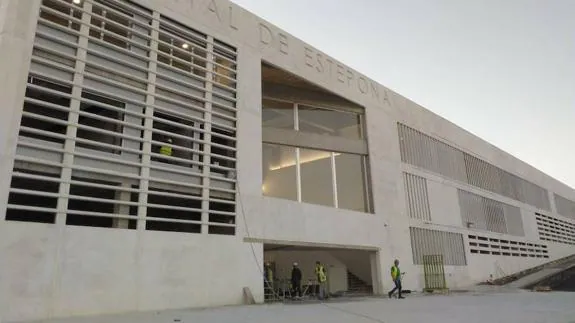 The entrance to the new hospital.