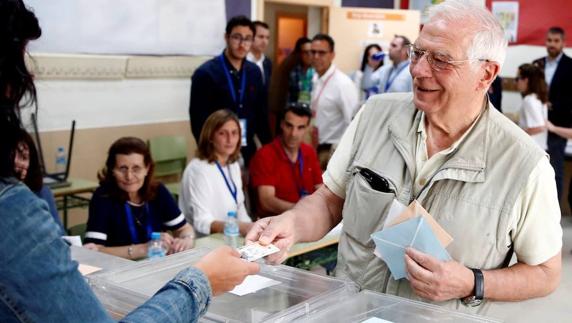 Josep Borrell casts his vote.