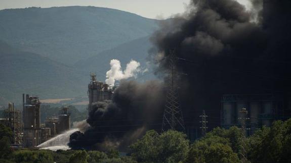 More than 70 firefighters brought in to control blaze at San Roque petrochemical plant