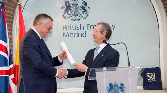 Ex-footballer Michael Robinson presented with award in Madrid