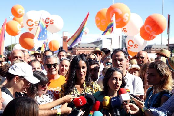 Inés Arrimadas speaking to the press ahead of Sunday's parade. 