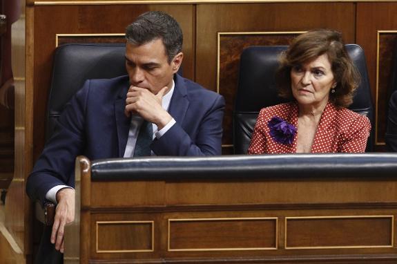 A serious Sánchez next to Carmen Calvo at Thursday's session. 