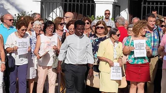 Benajarafe residents turned out in support of Father Jesús (centre).