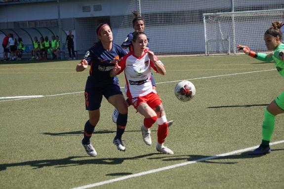 Keeper Noelia Gil rushes to deny the striker.