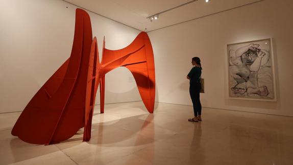 A visitor in front of Calder’s ‘La Grande Vitesse’ deCalder and Picasso’s ‘Desnudo acostado’.