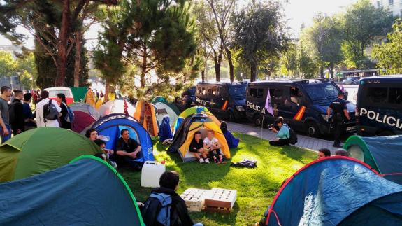 Campout in central Madrid against climate change lasts four days