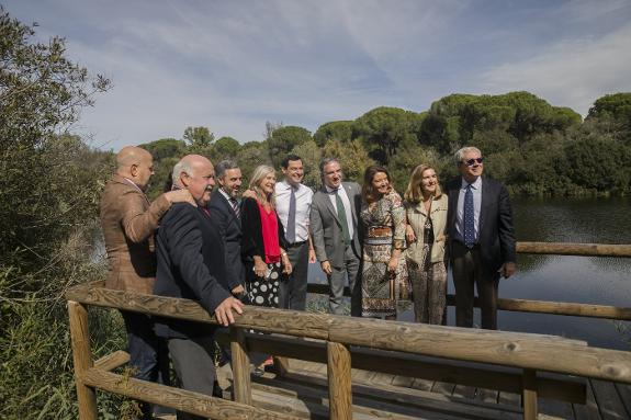 The president of the Junta and members of his cabinet, after the meeting at the Palacio del Acebrón.