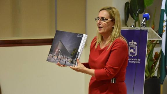 Mayor ANa Mula shows images of the project.