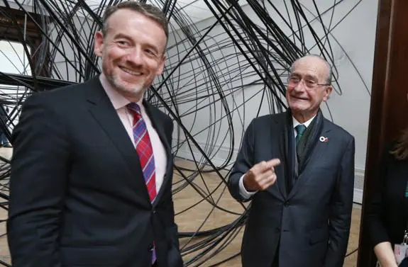 The Mayor of Malaga, Francisco de la Torre (r), with the head of the Royal Academy of Arts, Alex Rüger. 