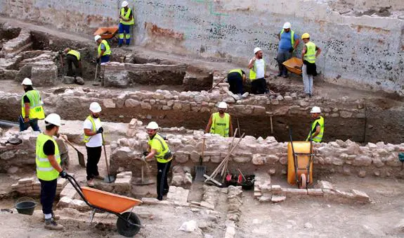 Workers at the excavation site at the Avenida de Andalucía.