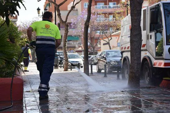 A worker cleaning the street in Fuengirola. :: sur