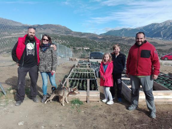 Steffen, Lies, Honey the dog, Sam and Miel with Enrique Díaz and the tree seedlings.