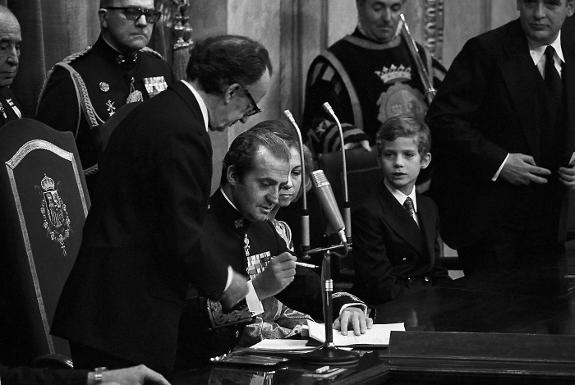 Juan Carlos I sanctions the Spanish Constitution of 1978.
