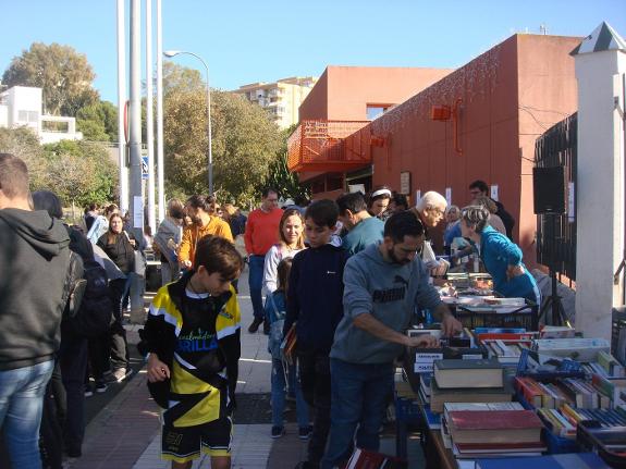 The market offered more than 5,000 books and magazines. 