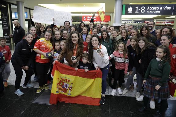 Marta López and Sole (centre) received a warm welcome at Malaga train station.