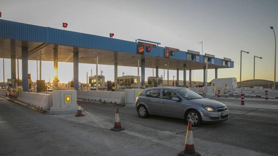 The toll booths on the AP-4 in Seville are no longer in use.