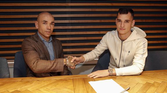 Buenacasa, right, with interim sporting director Manolo Gaspar.