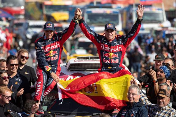 Carlos Sainz (r) and Lucas Cruz celebrate their Dakar victory.