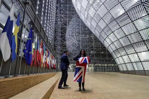 The British flag is taken down from the European Council building.