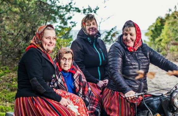 Women on the island of Kinhu.