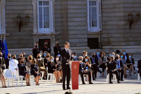 King Felipe speaking in Madrid at Thursday's ceremony with politicians and dignitiaries seated behind.