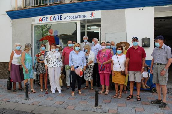 Ana Mula with Age Care volunteers and guests. 