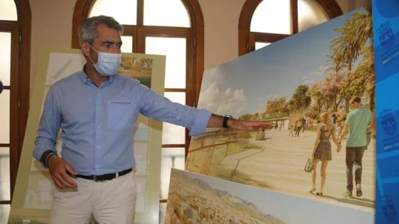 Benalmádena mayor Víctor Navas explains the project. 