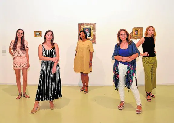 Clío Yusto Giner, María Rodríguez Molero, Flor Reiners, Marifé Núñez and Isolina Arbulu, together in the Yusto/Giner gallery.