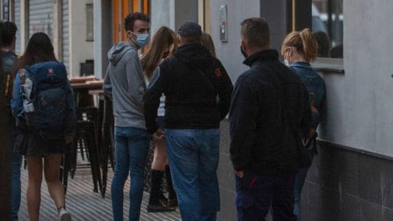 Queue at a Malaga private clinic.