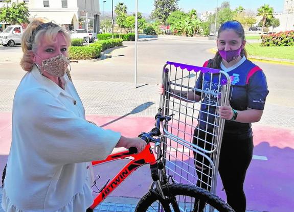 Jezabel López has swapped a mountain bike for a clothes dryer with  Estrella García.