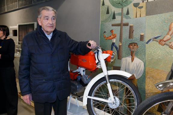 Lorenzo Zabala, with his Motobic in a museum in Eibar last year.