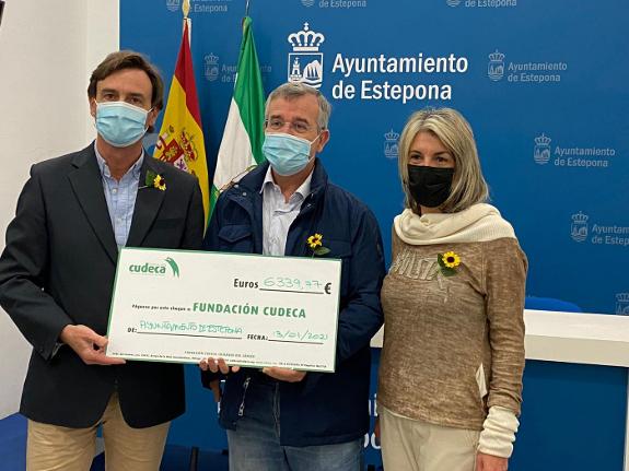 Mayor of Estepona (c) presents Cudeca with the cheque.
