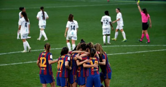 The Barça players celebrate Bonmatí's goal which made it 2-0. 