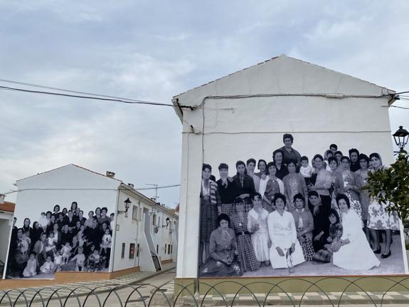 The photos now on display in Avenida Juan Molina. 