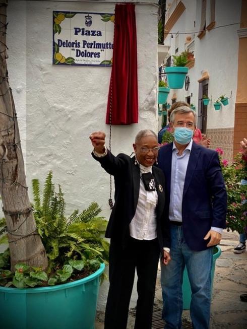 Deloris, with the mayor of Estepona at the unveiling of the square named in her honour.