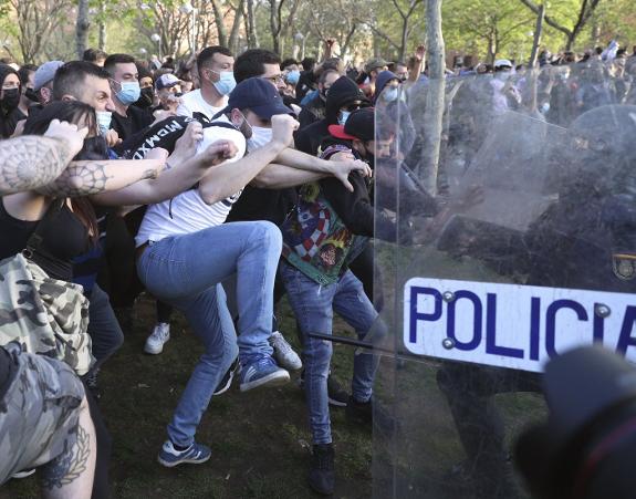 Anti-fascist demonstrators confronted by police in Vallecas. 