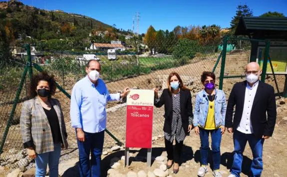 Councillors and cultural group representatives at Los Toscanos. sur