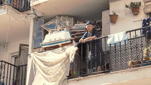 Miguel, one of the characters in the documentary, has always socialised from his balcony.