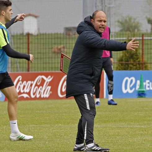 José Alberto leads a training session during his time at Sporting Gijón.