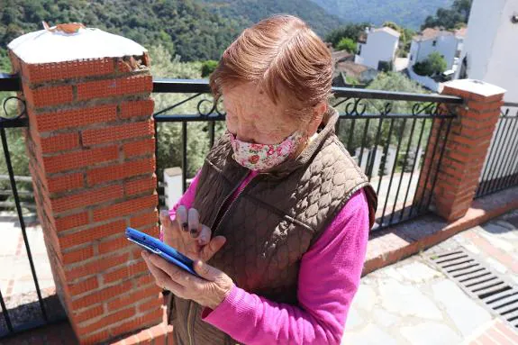 Antonia Holgado, 82, with her smartphone.