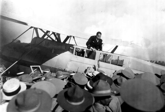 The Spanish aviators were greeted by excited crowds in Havana.