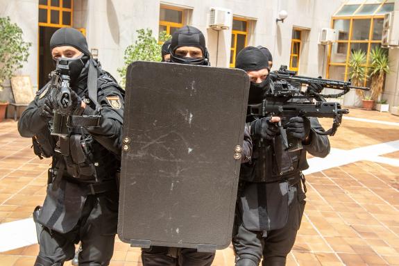 In formation, members of the GOES team in Malaga secure the area during a training session. FERNANDO TORRES