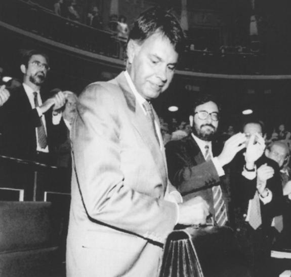 González is applauded after being reelected by MPs on 9 July 1993. 