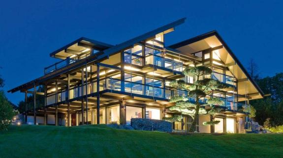 Banderas puts Surrey mansion on the market