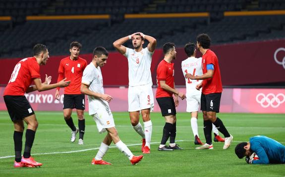 Rafa Mir regrets a missed scoring opportunity.