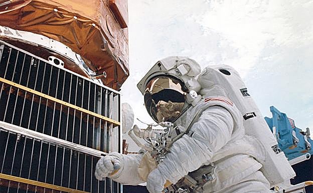 Imagen principal - Arriba, un astronauta repara el satélite Solar Max. A la izquierda, un primer plano de un panel de la nave espacial Long Duration Exposure Facility. A la derecha, un agujero creado por escombros orbitales en el STS-007, misión perteneciente al Challenger.