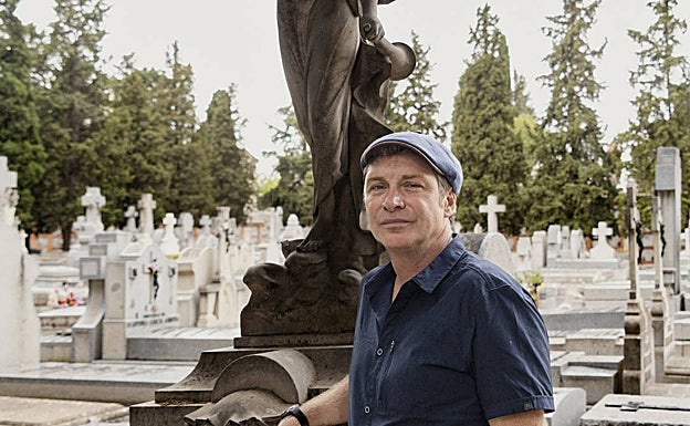 Pötzsch ante otra tumba del camposanto madrileño. 